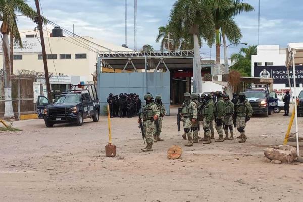 Revisan Penal de Aguaruto y encuentran rifles, pistolas, cargadores, radios, equipo táctico y cuchillos