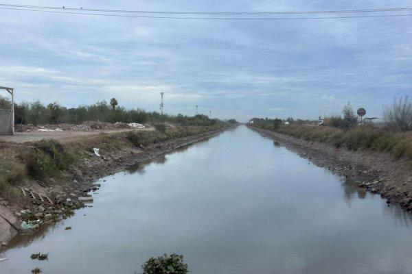 Canal Lateral 18, por bajos niveles de agua productores usan charqueras