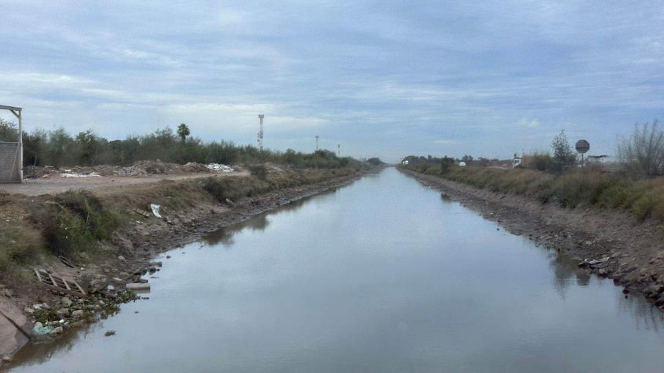 Canal Lateral 18, por bajos niveles de agua productores usan charqueras