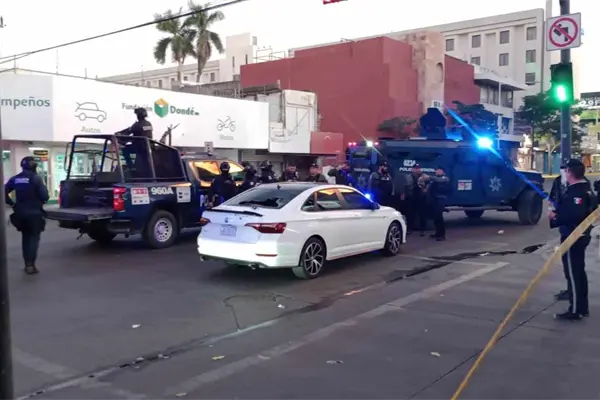 Abandonan carro baleado por la avenida Obregón en Culiacán Abandonan carro baleado por la avenida Obregón en Culiacán