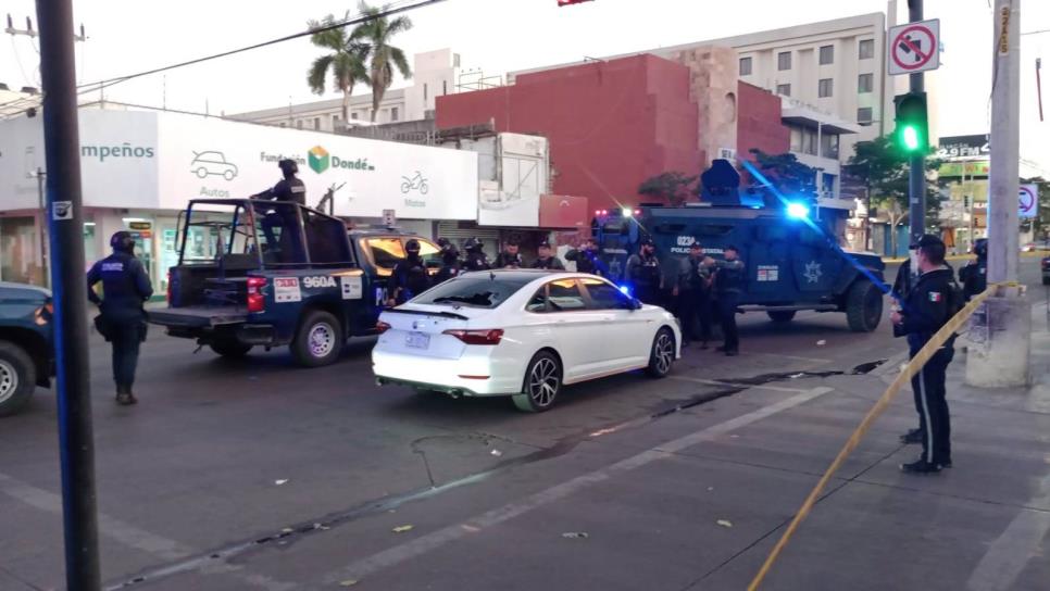 Abandonan carro baleado por la avenida Obregón en Culiacán