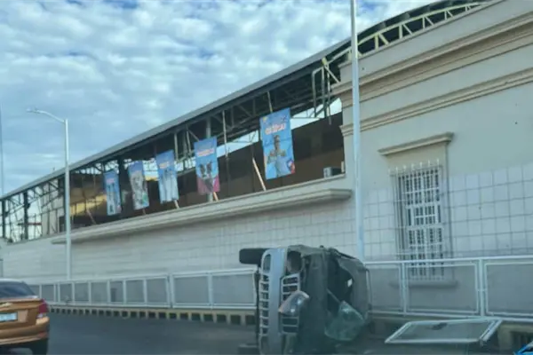 Camioneca Cherokee protagoniza volcadura por la Serdán en Culiacán