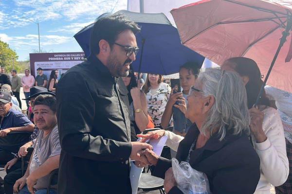 Entrega Gámez Mendívil dos nuevas calles pavimentadas en la Loma de Rodriguera en Culiacán