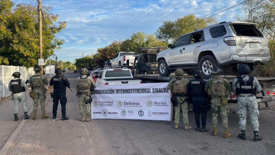 Se enfrentan civiles armados con militares en Villa Juárez, Navolato; aseguran arsenal y vehículos