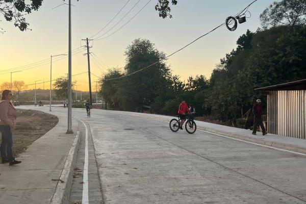 Rocha Moya y Gámez Mendívil entregan pavimentación en la colonia Las Cucas