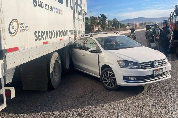 Chocan automóvil y camión de paquetería sobre La Costerita, en Culiacán