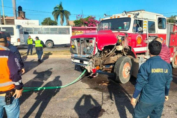 Se accidentan elementos de bomberos mientras iban a sofocar un incendio en Los Mochis