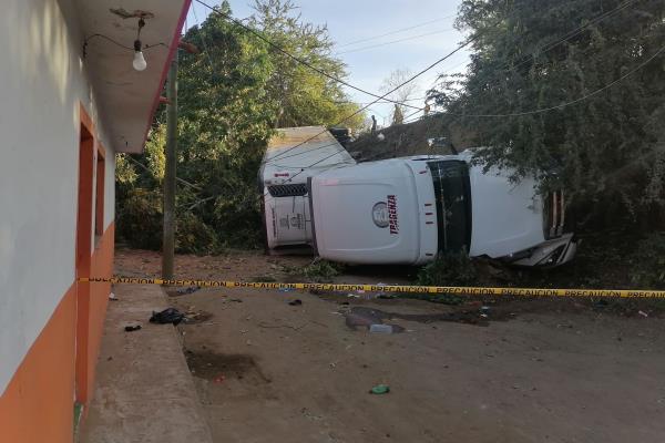 Tráiler sale del camino y vuelva cerca de viviendas en paso a desnivel de Mazatlán