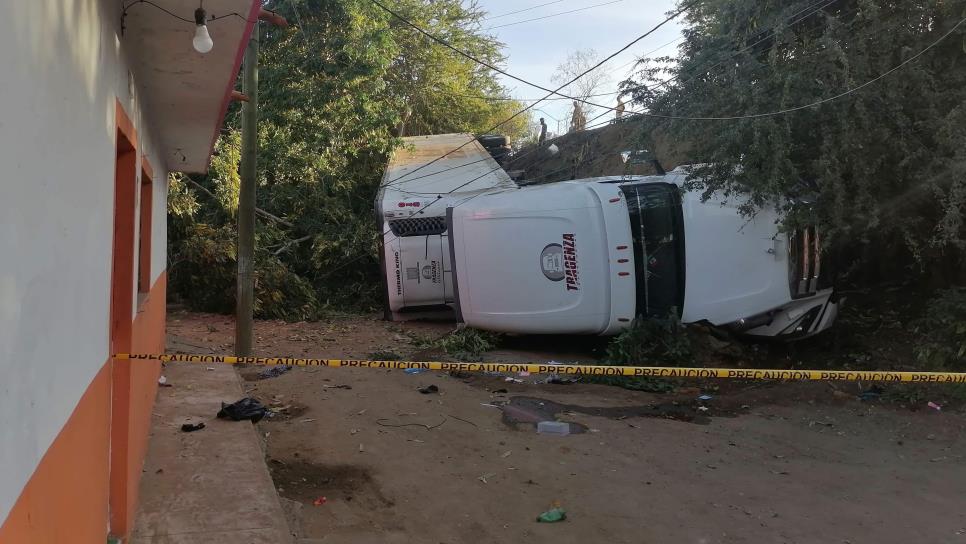 Tráiler sale del camino y vuelva cerca de viviendas en paso a desnivel de Mazatlán