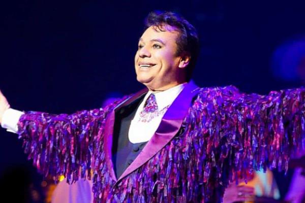 ¡Se aparece Juan Gabriel! Así le salió a una comensal en unos tacos | VIDEO
