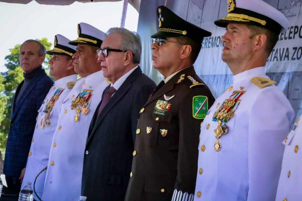 Rocha Moya asiste como invitado a la ceremonia de entrega-recepción del mando de armas de la Octava Zona Naval