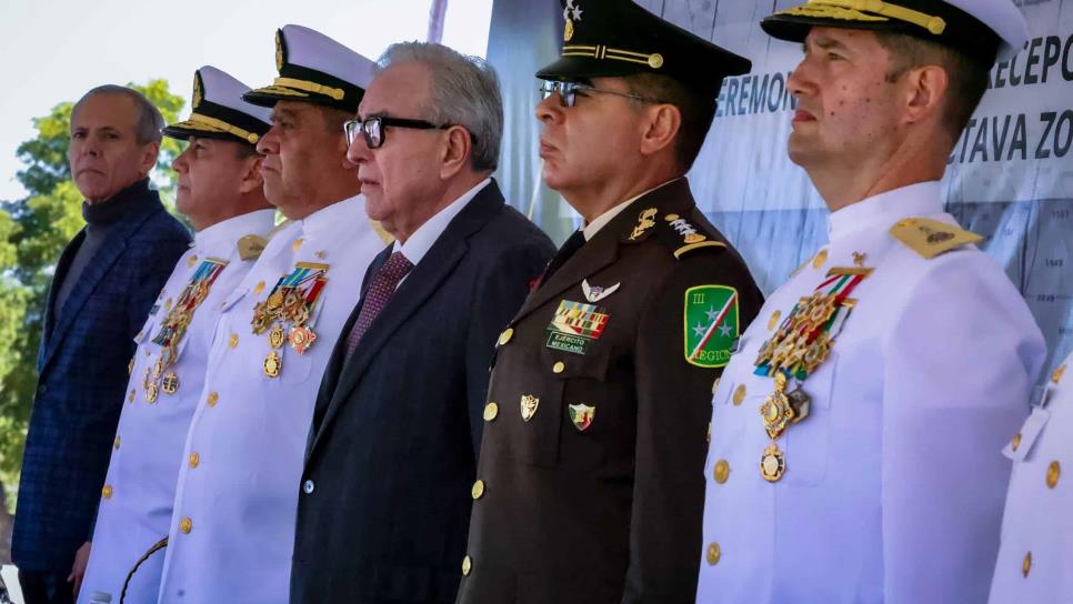 Rocha Moya asiste como invitado a la ceremonia de entrega-recepción del mando de armas de la Octava Zona Naval