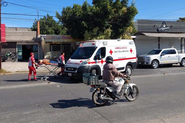Mujer resulta lesionada tras ser chocada en una motocicleta en el Centro de Los Mochis