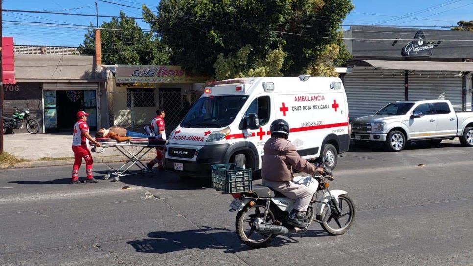 Mujer resulta lesionada tras ser chocada en una motocicleta en el Centro de Los Mochis