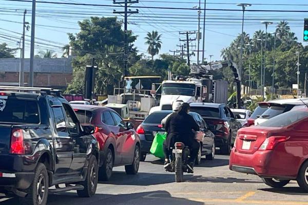 Colapsa tráfico por la avenida Gabriel Leyva en Mazatlán tras reparaciones de Jumapam