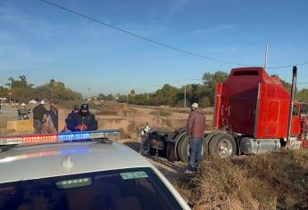 Con las llantas “volando” terminó un tráiler por la niebla esta mañana en Los Mochis