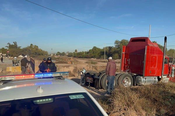 Con las llantas "volando" terminó un tráiler por la niebla esta mañana en Los Mochis