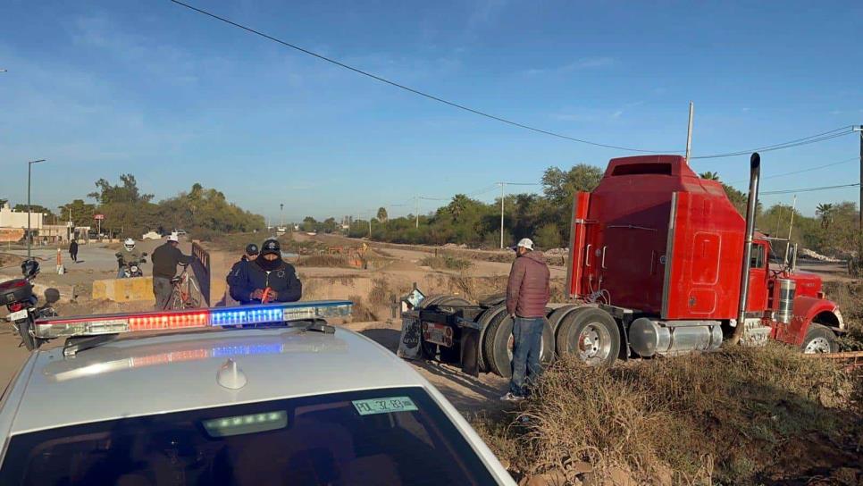 Con las llantas "volando" terminó un tráiler por la niebla esta mañana en Los Mochis