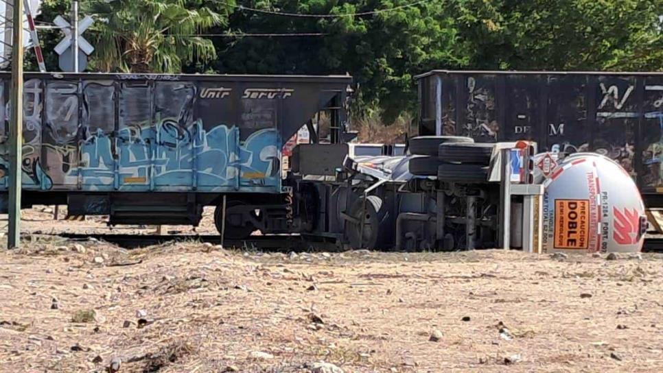 Tren embiste pipa con doble remolque en el sector Feria Ganadera de Culiacán