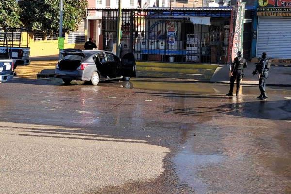 Acribillan a dos hombres en la colonia Huizaches de Culiacán; quedaron arriba de un carro