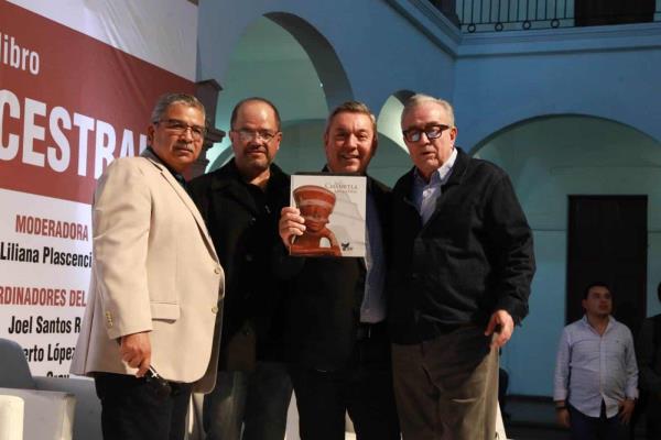 Rocha Moya participa como comentarista en la presentación del libro Chametla Ancestral