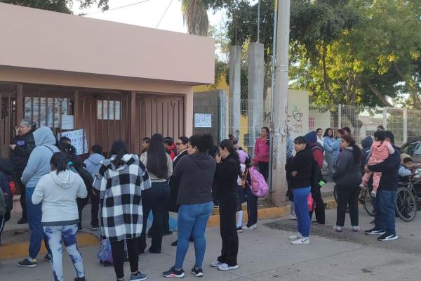 Padres toman primaria en la colonia Los Laureles de Los Mochis por falta de luz y agua