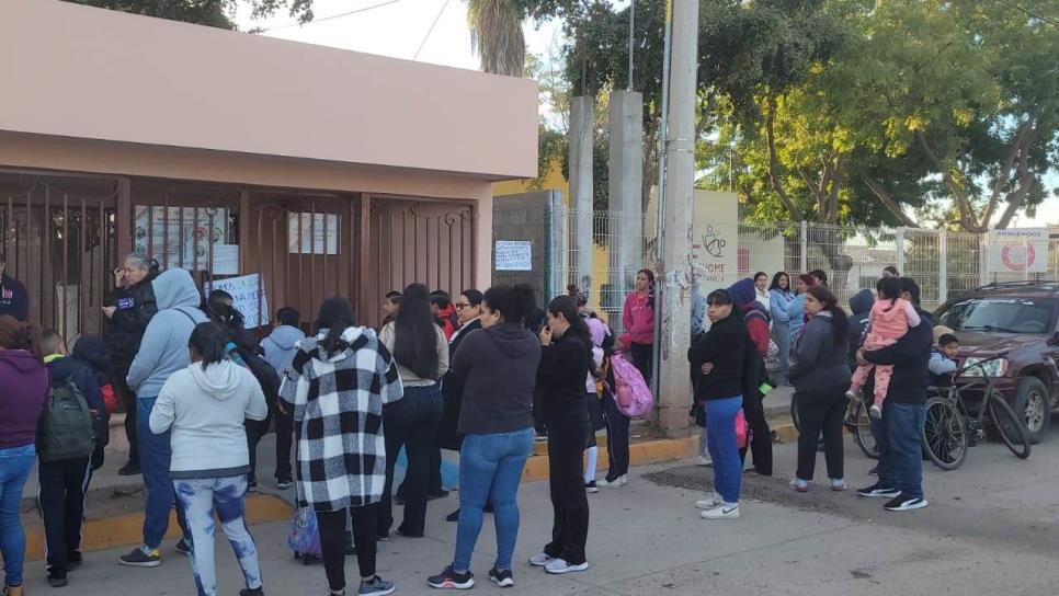 Padres toman primaria en la colonia Los Laureles de Los Mochis por falta de luz y agua