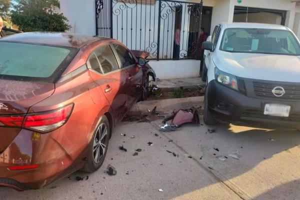 Conductora se pasa un alto y provoca aparatoso accidente en Los Mochis