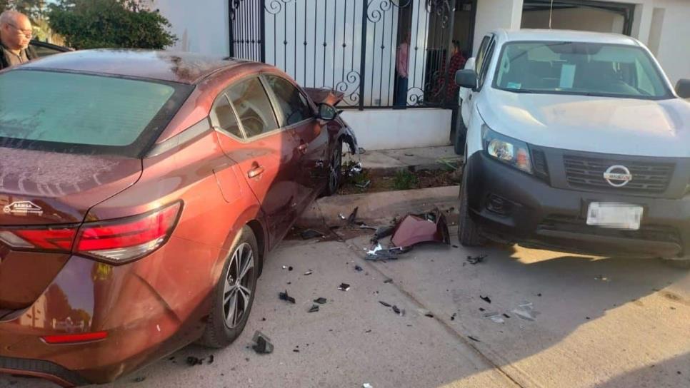 Conductora se pasa un alto y provoca aparatoso accidente en Los Mochis