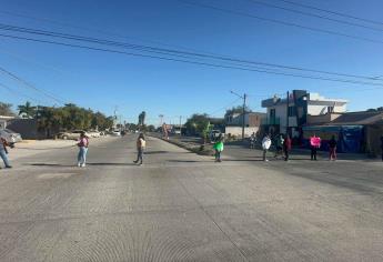 Madres de familia bloquean bulevar de Los Mochis en protesta por falta de luz en primaria