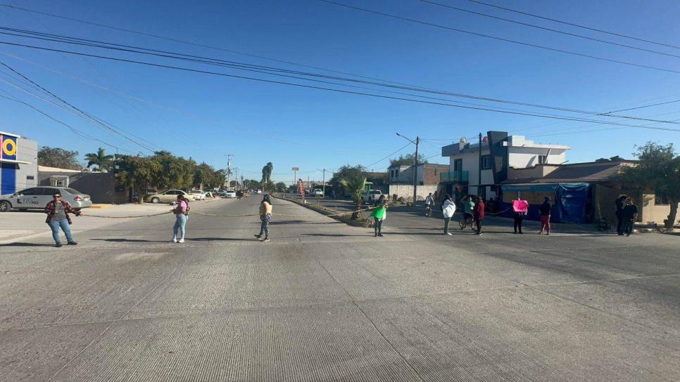 Madres de familia bloquean bulevar de Los Mochis en protesta por falta de luz en primaria