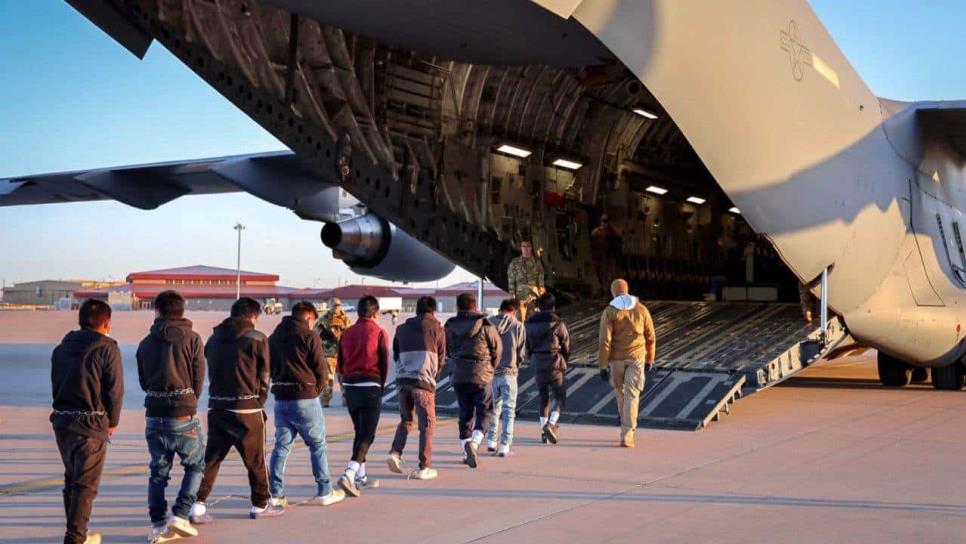 La Casa Blanca publica fotos de migrantes encadenados, esposados de pies y manos