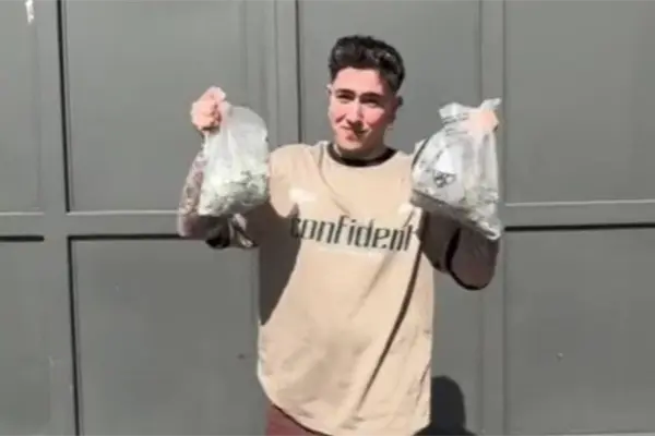 Influencer compra carro nuevo pagando solo con monedas de un peso | VIDEO