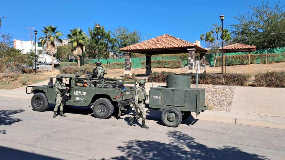 Escuadrón antibombas llega a sector Albaterra, en Culiacán, para asegurar explosivos en vehículo