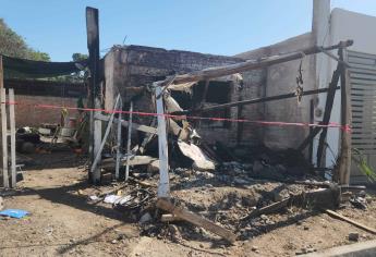 Familia se queda en la calle tras incendiarse su casa en Los Mochis