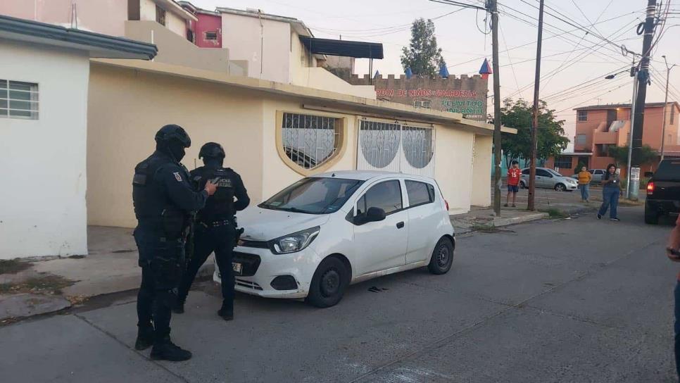 Localizan a persona sin vida en carro estacionado frente a conocida plaza de Culiacán