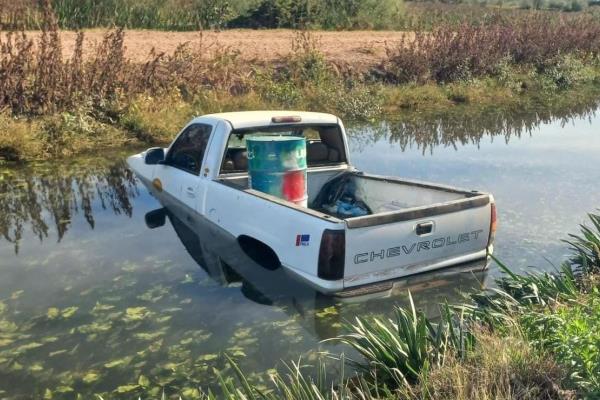 Joven choca contra vaca y cae al canal en la sindicatura de Benito Juárez en Guasave 