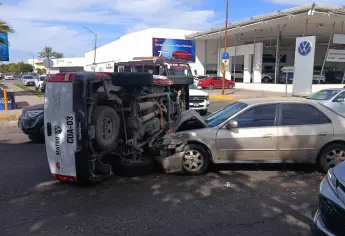Dos lesionados deja choque y volcadura frente al residencial Los Álamos en Culiacán