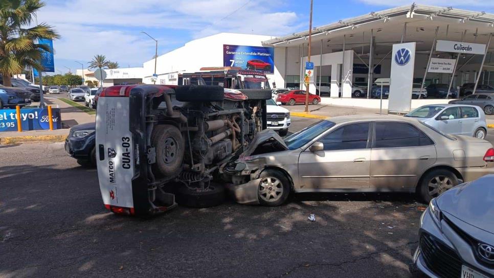 Dos lesionados deja choque y volcadura frente al residencial Los Álamos en Culiacán