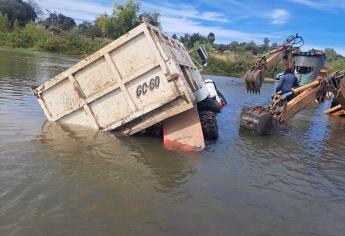 Hombre adulto vuelca en camión y termina dentro del Río Sinaloa, en Guasave