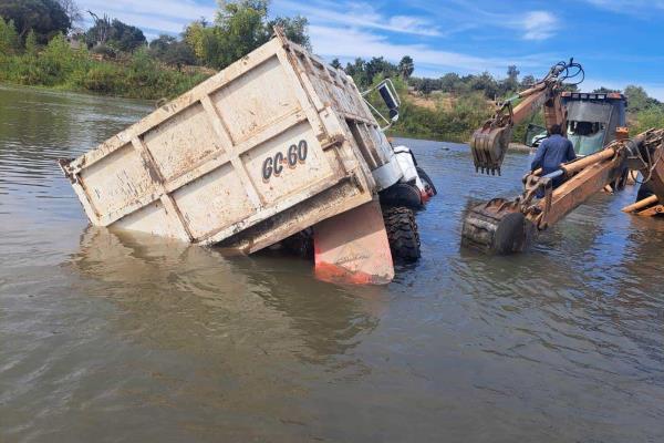 Hombre adulto vuelca en camión y termina dentro del Río Sinaloa, en Guasave