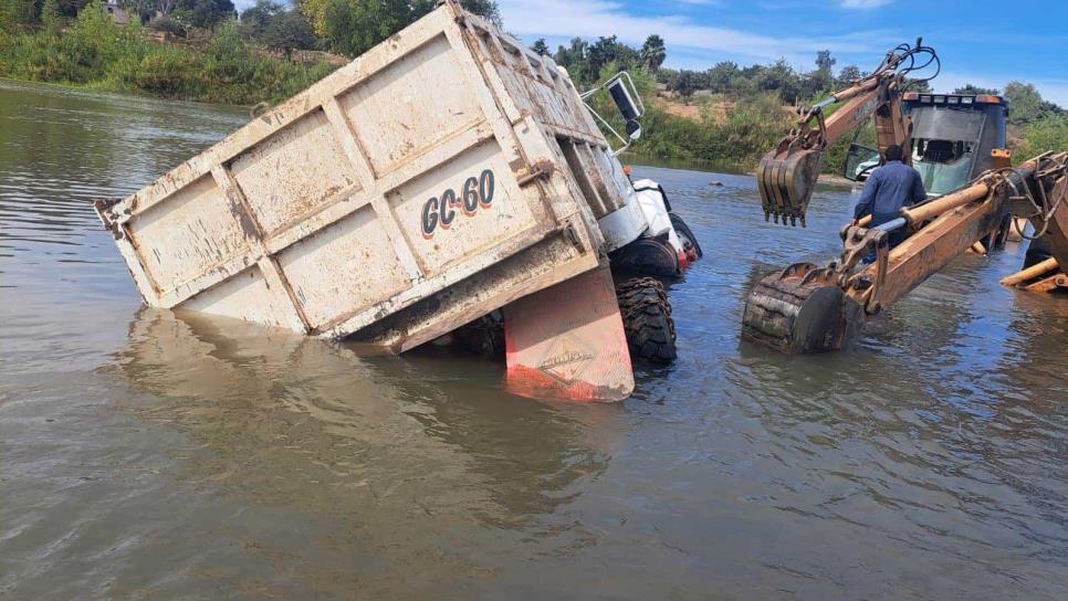 Hombre adulto vuelca en camión y termina dentro del Río Sinaloa, en Guasave