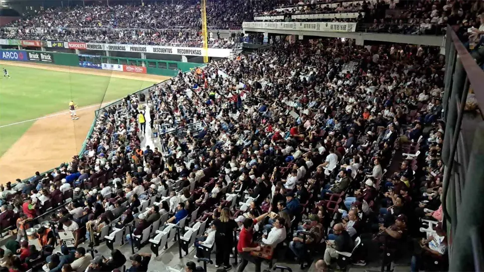 Los aficionados acudieron a darlo todo en apoyo a su equipo. (FOTO: Eduardo Bórquez).