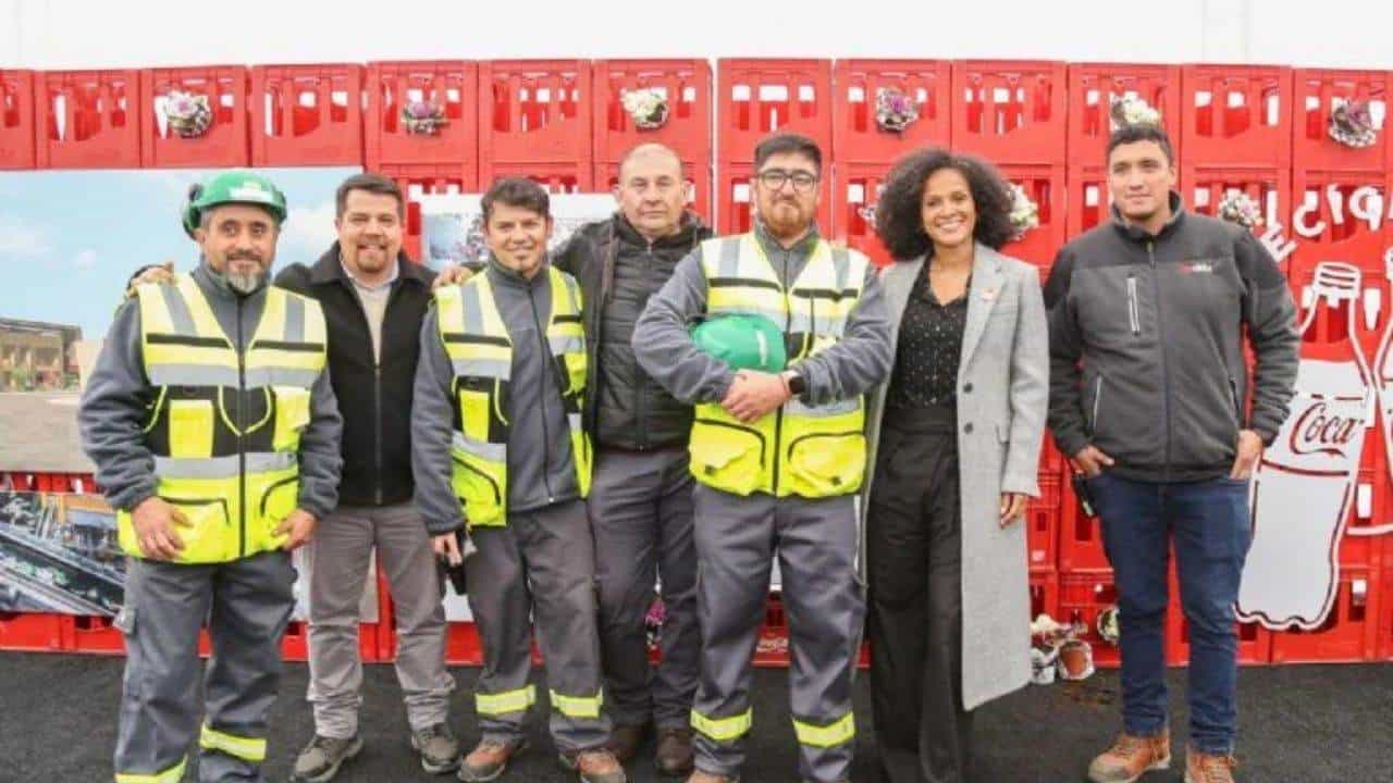 Foto: Coca-Cola está ofreciendo un empleo híbrido, el cual contará con dos días de home office a la semana y sueldo de 20 mil pesos al mes, más prestaciones superiores a la ley