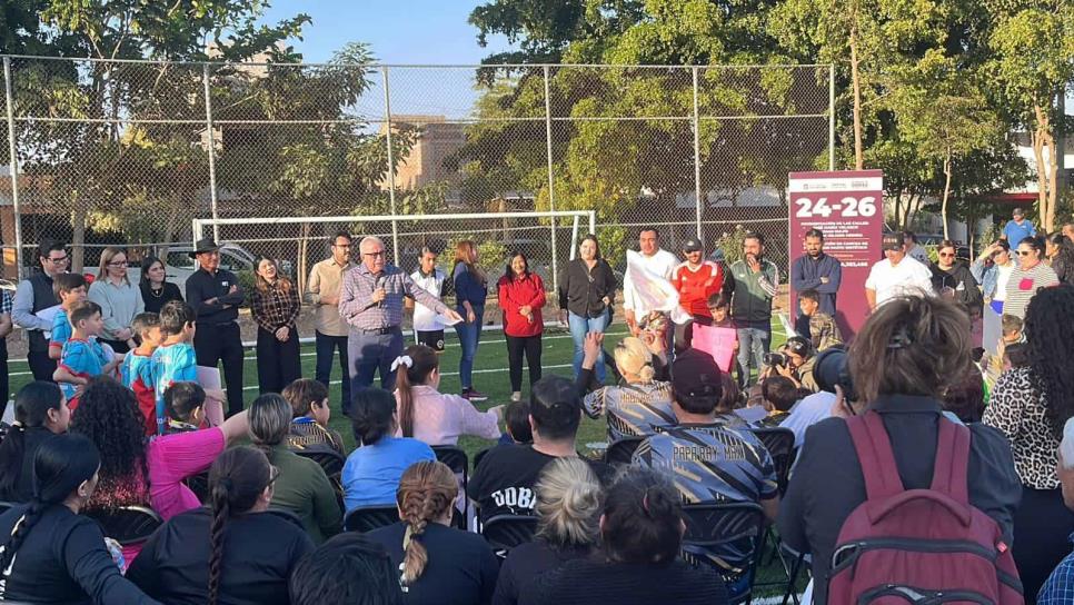 Rocha Moya y Gámez Mendívil inauguran pavimentación de calles y cancha de futbol en Finisterra, Culiacán 