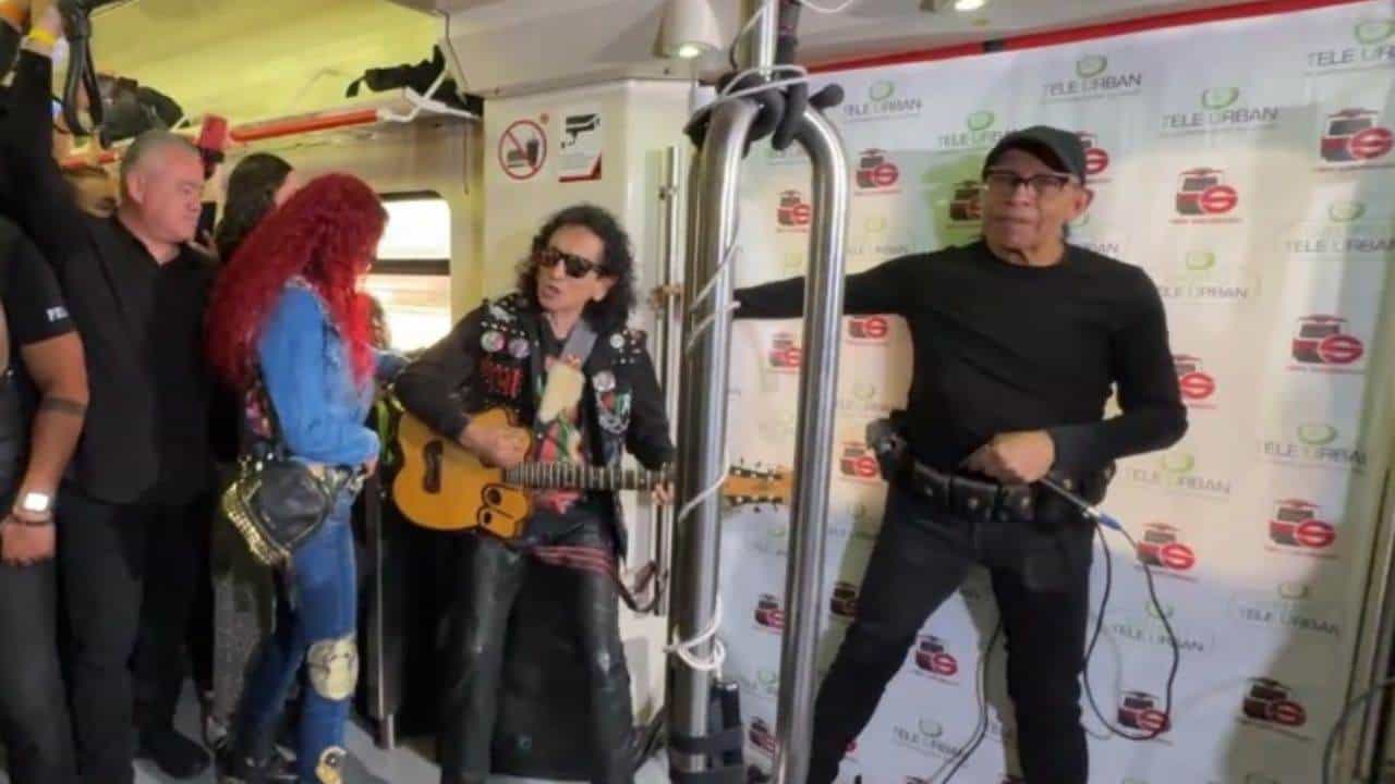 Foto: Alex Lora y su banda deleitaron a cientos de usuarios que viajaban en el Tren Suburbano, quienes disfrutaron de los clásicos que marcaron a varias generaciones