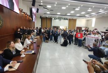 Diputados atienden a manifestantes en el Congreso de Sinaloa