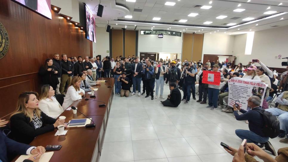 Diputados atienden a manifestantes en el Congreso de Sinaloa