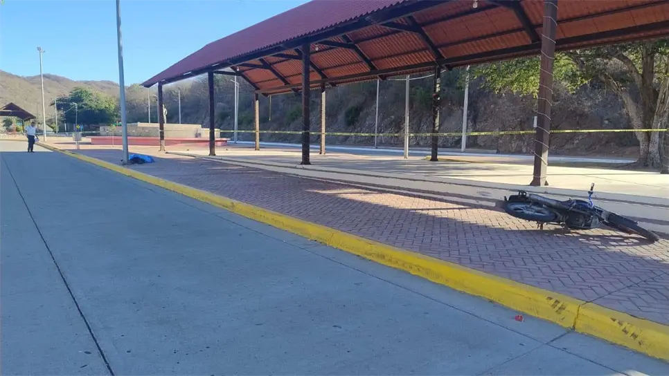 El cuerpo quedó a varios metros de la motocicleta en la que viajaba. (FOTO: Ernesto Torres).