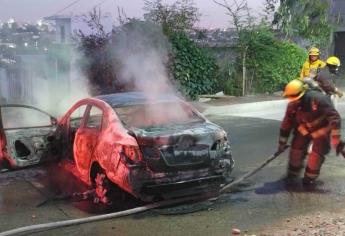 Se incendia un vehículo en la colonia López Mateos de Culiacán